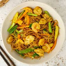 CHICKEN SINGAPURI CHOWMEIN